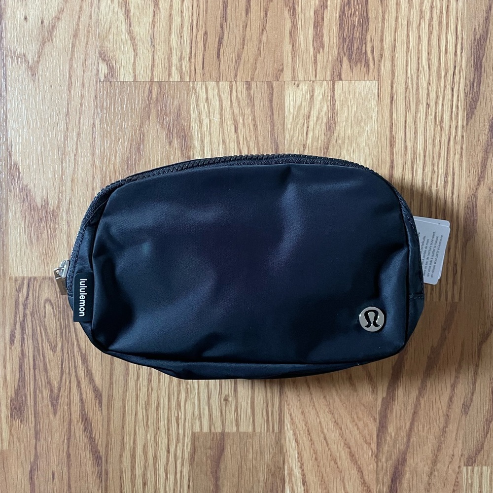New NWT Black Lululemon Everywhere Belt Bag 1L